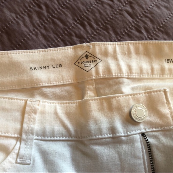 St John’s Bay Women’s Jeans 🤍🖤 - Picture 4 of 6